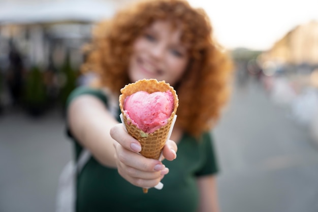 Бесплатное фото Средний снимок размытой женщины с мороженым