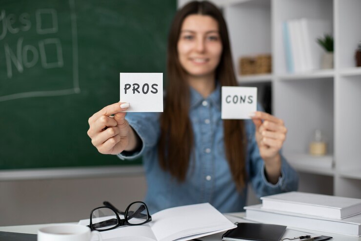 मुफ़्त फोटो medium shot blurry woman with list