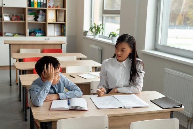 学校でミディアムショット退屈な少年