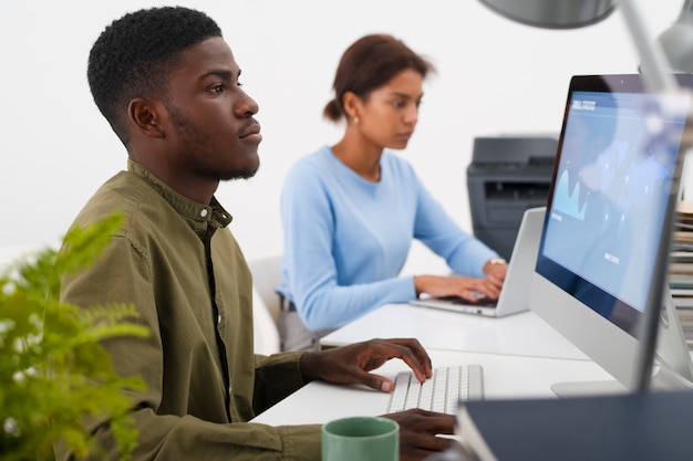 Foto gratuita persone annoiate di tiro medio che lavorano