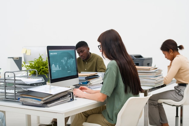 Foto gratuita persone annoiate di tiro medio che lavorano