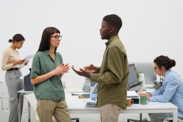 Foto gratuita persone annoiate di tiro medio che lavorano