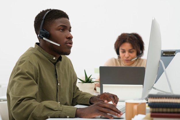 Foto gratuita persone annoiate di tiro medio che lavorano