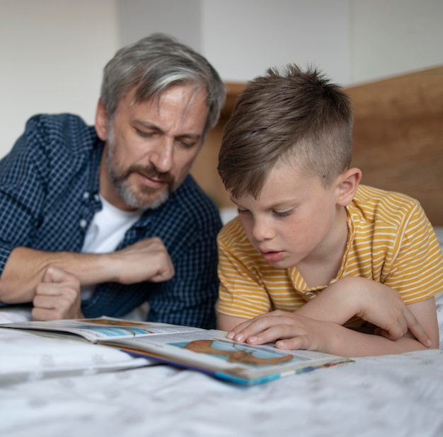 無料写真 ミディアムショットの男の子と男性の読書