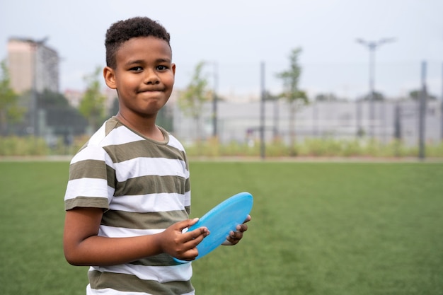 フリスビーを持っているミディアムショットの少年