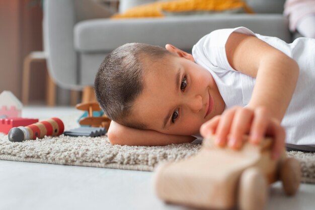 Foto gratuita ragazzo del tiro medio che gioca a casa