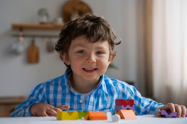 Free photo medium shot boy playing memory game