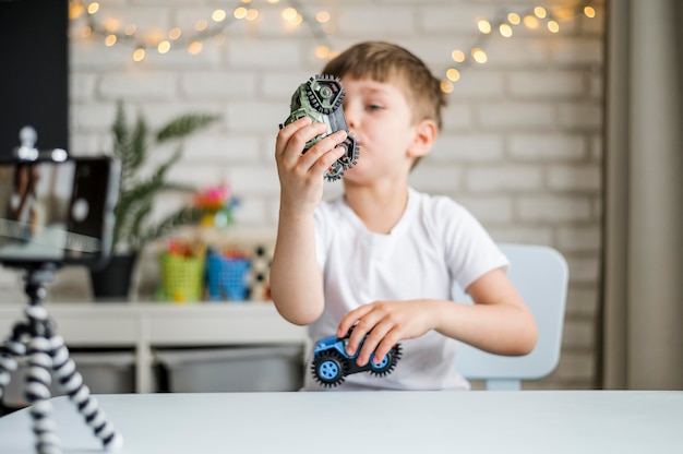 車で遊ぶミディアムショットの少年