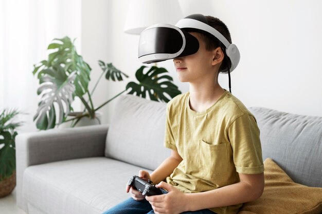 Мальчик среднего роста играет в очках виртуальной реальности