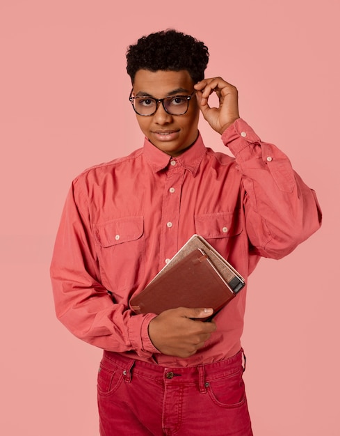 Free photo medium shot boy posing with pink outfit