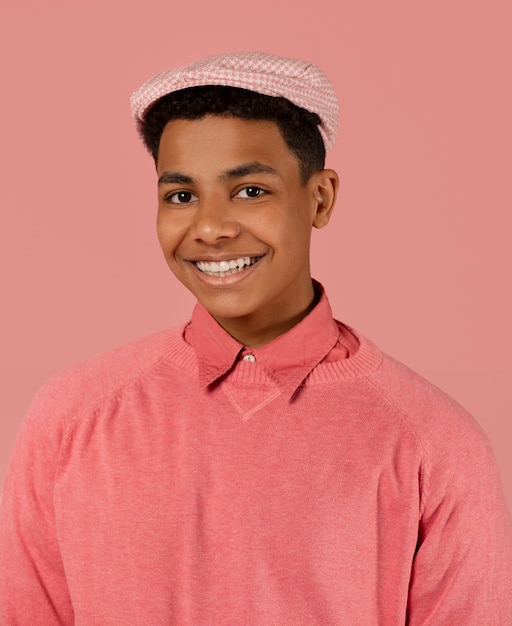 Foto gratuita ragazzo di media taglia che posa con un abito rosa