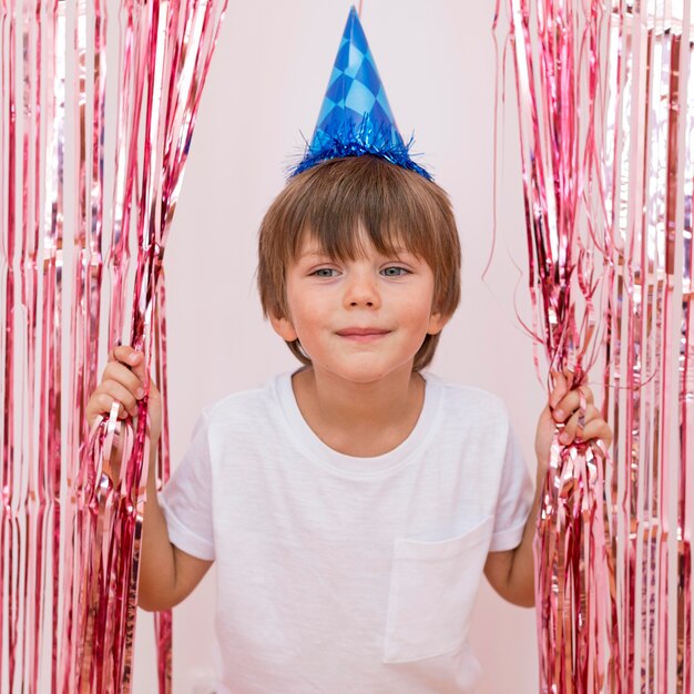 Foto gratuita ragazzo di tiro medio che indossa cappello blu