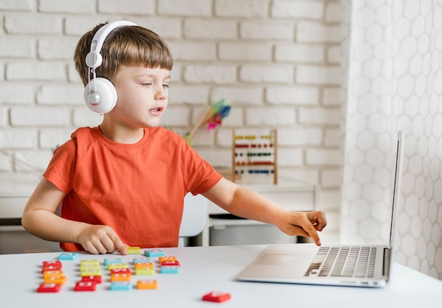 Free photo medium shot boy with laptop