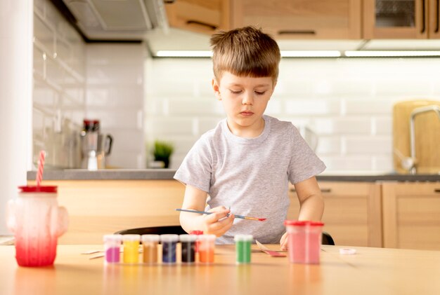 ペイントでミディアムショットの少年