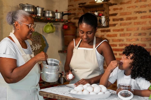 中型のブラジルの家族が美味しいデザートを調理しています