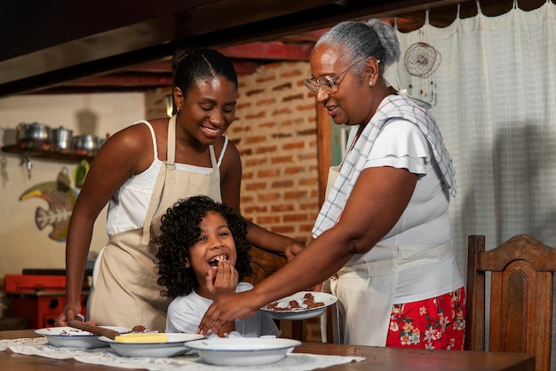 Foto gratuita famiglia brasiliana che cucina deliziosi dessert