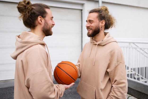 Free photo medium shot brothers with basketball