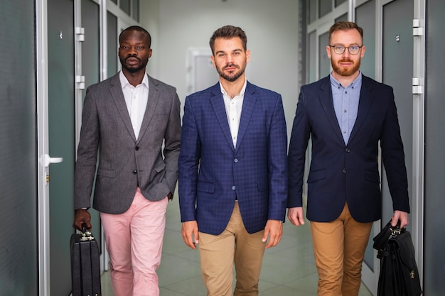 Foto gratuita colpo medio di colleghi di lavoro