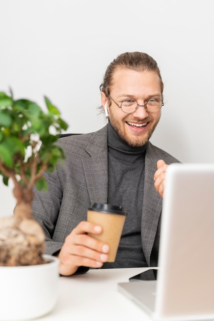 Free photo medium shot businessman at desk