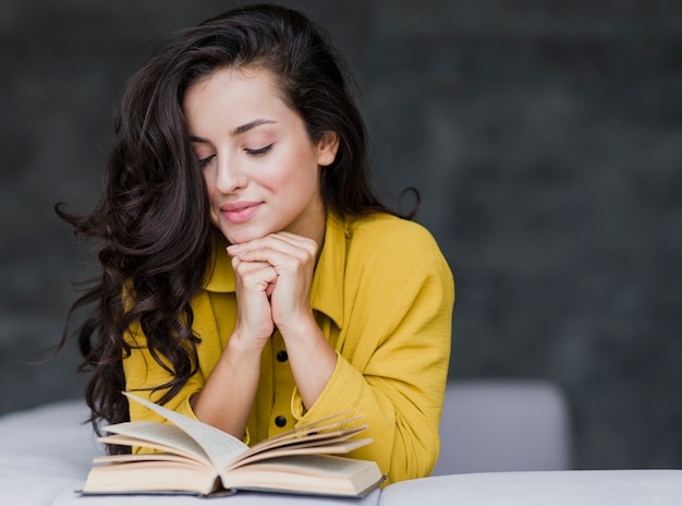 Foto gratuita lettura casuale della donna del colpo medio