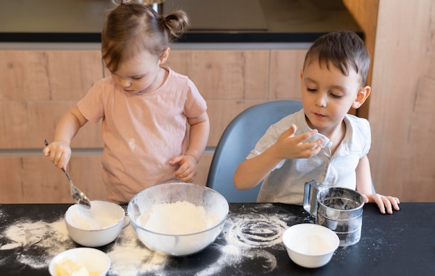 無料写真 キッチンでミディアムショットの子供たち