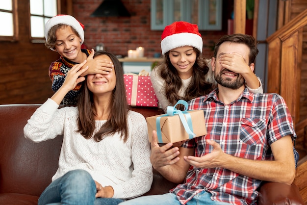 Free photo medium shot children surprising parents with gifts