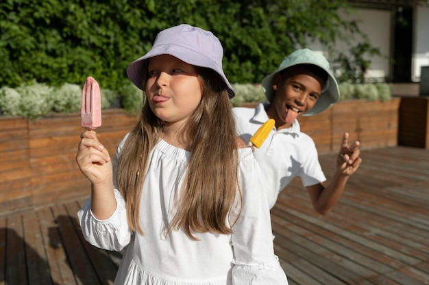 無料写真 アイスクリームとミディアムショットの子供たち