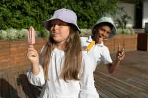 Foto gratuita bambini di tiro medio con gelato