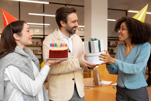 Foto gratuita colleghi di tiro medio che festeggiano il compleanno