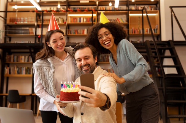 Foto gratuita colleghi di tiro medio che si fanno selfie