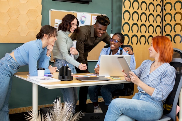 Colleghi di tiro medio che lavorano insieme