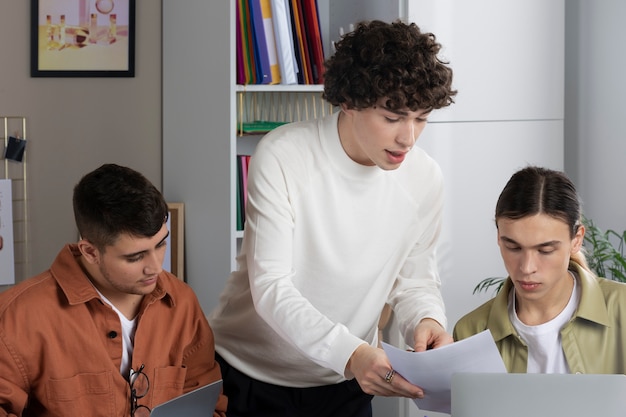 Foto gratuita colleghi di tiro medio che lavorano insieme