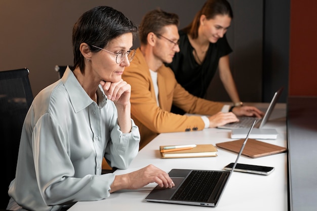 Colleghi di tiro medio che lavorano con i dispositivi