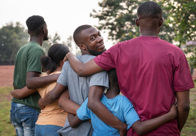 Foto gratuita membri della comunità di tiro medio