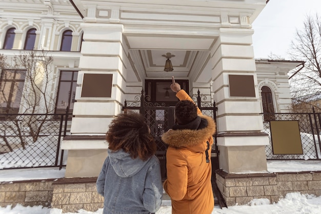 Как выбрать кованный козырек для крыльца в дом