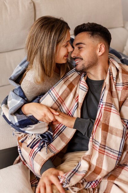 Free photo medium shot couple being affectionate indoors