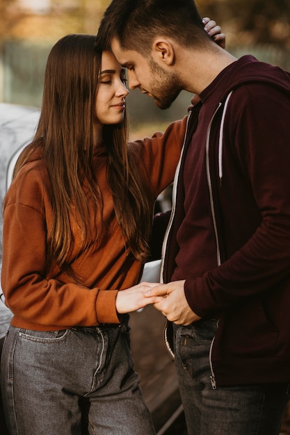 Foto gratuita coppia di tiro medio essendo romantica