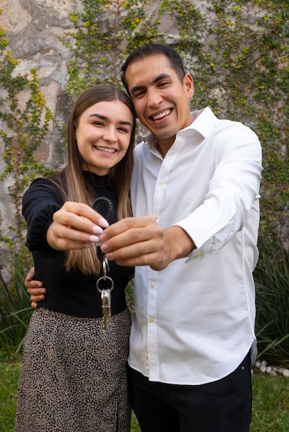 Foto gratuita coppia di tiro medio che compra una nuova casa