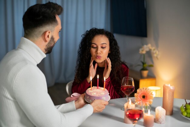Пара среднего плана празднует день рождения