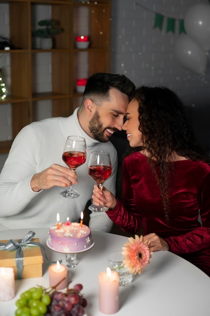 무료 사진 생일을 축하하는 중간 샷 커플