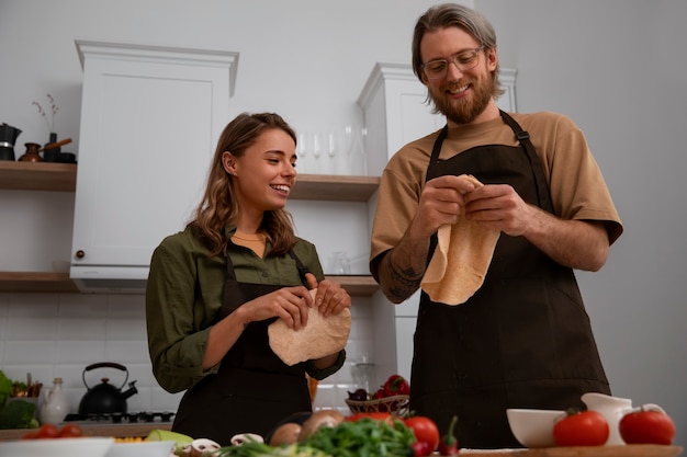 Foto gratuita coppie del colpo medio che cucinano insieme