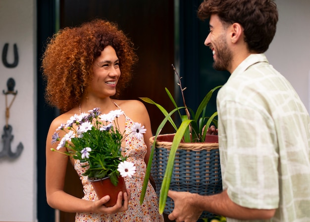 Foto gratuita coppia di tiro medio che decora la casa