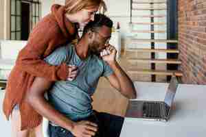 Free photo medium shot couple at desk