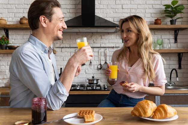 Medium shot couple  drinking juice