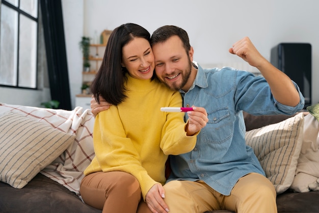 Foto gratuita coppia di tiro medio che aspetta un bambino