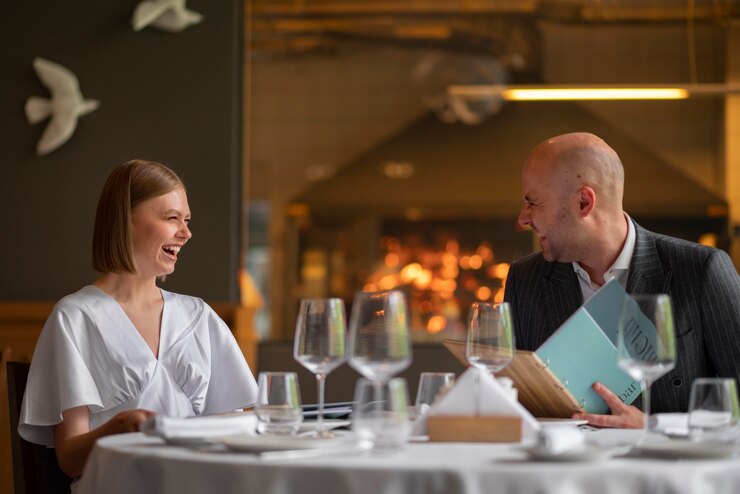 Free Photo medium shot couple having  lunch in luxury restaurant