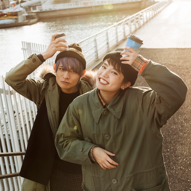 Free photo medium shot couple holding coffee