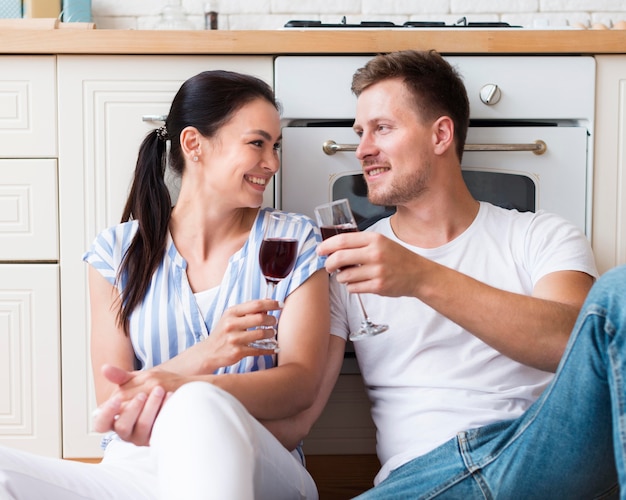 Free photo medium shot couple holding glasses