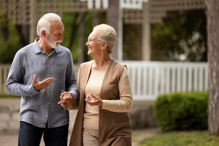 Free Photo medium shot couple holding hands