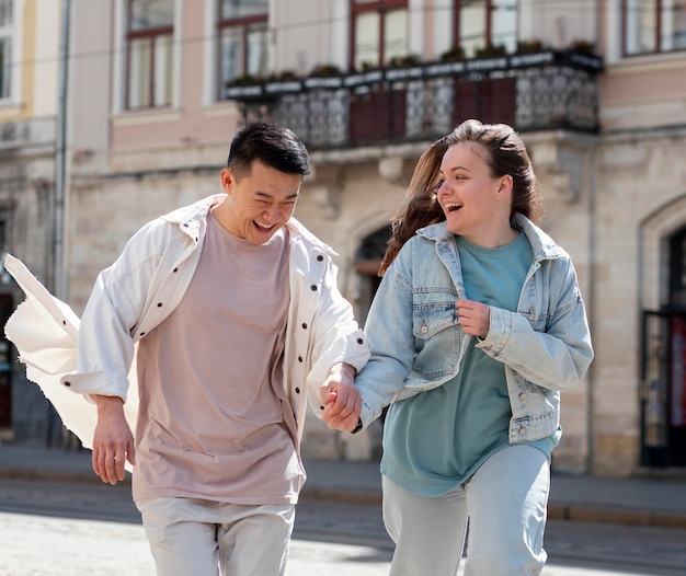 Foto gratuita stile di vita di coppia colpo medio all'aperto